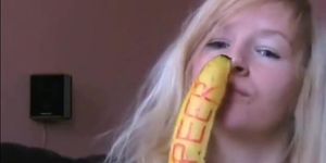 Deutsche Fettsau schiebt sich Banane ins Arschloch