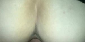 Il ejacule dans l anus de la mature apres la baise anale en gros plan