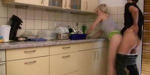 Junge deutsche Blondine wird beim Abwaschen gefickt