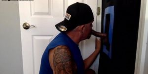 Amateur gaydaddy deepthroats and sucks BBC through gloryhole