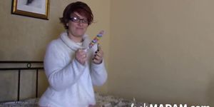 milf amateur german puts lolli in the pussy!