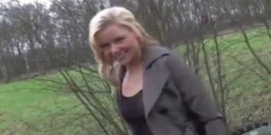 Blonde Schlampe gefickt in Park