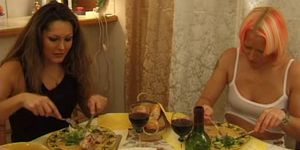 French Le Diner des Lesbiennes 10