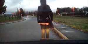 Crossdresser remove her skirt on the road