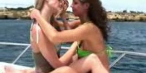 lesbian kiss kiss