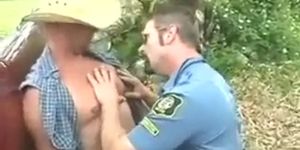 Granjero follando a policia maduro