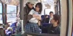 Schoolgirl Fucked in the Bus - Japonaise prise dans le 