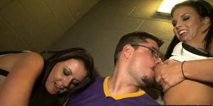 Guy gets a blowjob in the alley