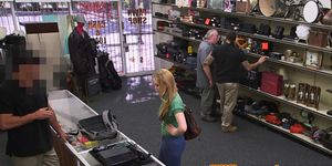 Cocksucking pawnshop customer gets facialized
