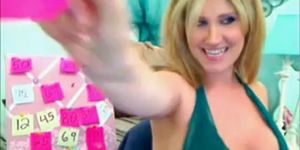 blonde preggo wiht big boobs in webcam