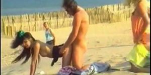 Swinger outdoor beach gang-bang ! Real public group sex