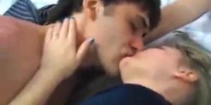 Sensual making out leads to a satisfying cumshot