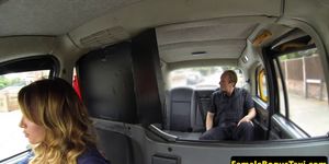 Lucky UK passenger jizzing female cabbies pussy