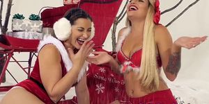 Les christmas beauties sleighing pussy