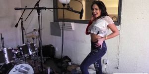 Latina Selena tries to record her wet voice and makes a