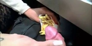 Baby fr ihre Pommes frites haben Ketchup tut