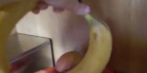 sexy kleine macht es sich mit banane