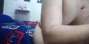 Shaved pussy camgirl fucking dildo