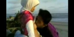 indonesian- cewek jilbab mesum di tepi pantai