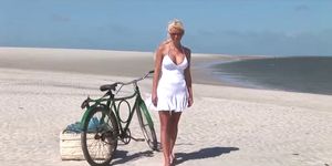 Superb blonde ass fucked on the beach (Double Cum)