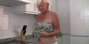 Mom goes to town on her ladybits in the kitchen