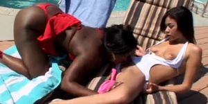 Open-air interracial lesbian sex under the hot sun