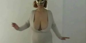 Solen video of mom dancing. See her bit tits !!