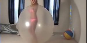 teen in latex ballong