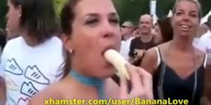 Girls deepthroat bananas