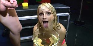 Pissing slut gets tongued