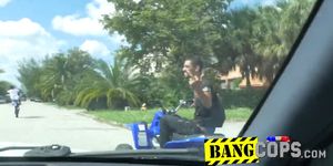 Police chase on black motorcyclist clowning on road