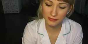 Boese Krankenschwester versorgt