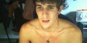 Hot amateur dude jerks off and cums over his abs on cam