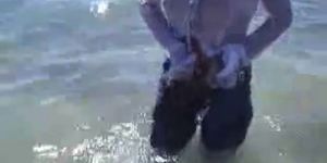 Marjorie ist getting wet and muddy in the ocean - outdo