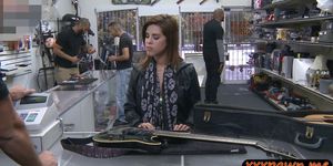 Hot body rocker chick pawns her guitar and her pussy