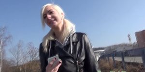 Outdoor euro pussyfucking for quick cash