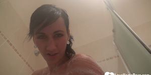 Showering chick loves to pleasure herself passionately