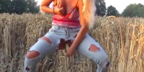 Amateur - Hot Blond Vibe Show in Field