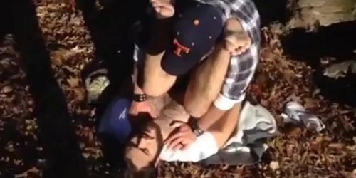 Dos machos follando al aire libre