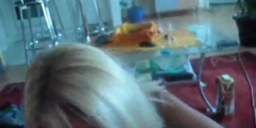 Geile sexy Blondine von Seitensprung69 lutscht