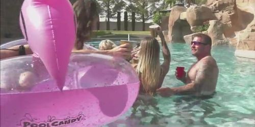 Gorgeous Ts bombshells enjoy anal group sex in a pool party