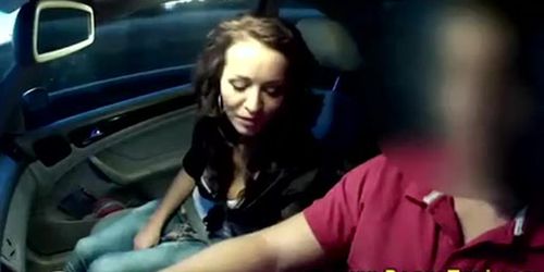 Raven amateur gives cocksuck to taxi driver