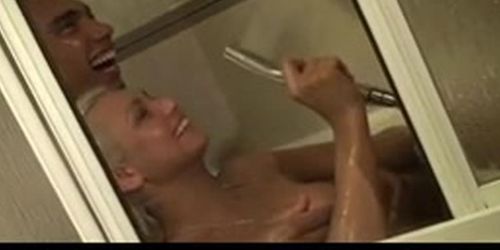 Wet amateur blonde fucked in threesome after bath