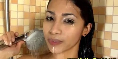 Piss: Piss fetish babe uses a kinky speculum