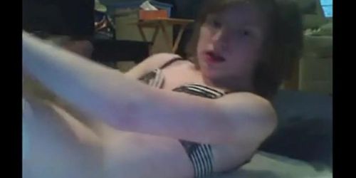 Nice sissy jerks off on her own face