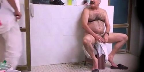 Str8 spy pakistani daddy in public bath