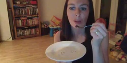 British amateur enjoys some cum on her chocolate cake