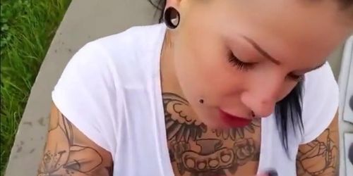 Tattoo-Schlampe lutscht und kotzt die Ficksuppe aus