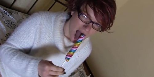 Reudige MILF steckt sich Lolli in die Fotze