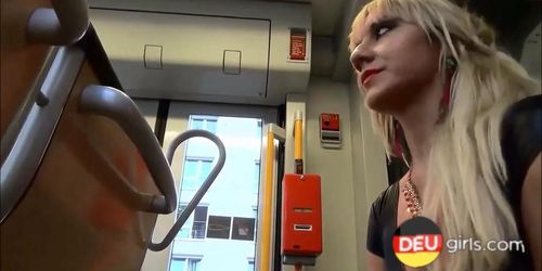 Deutscher Amateur-Blowjob in der U-Bahn